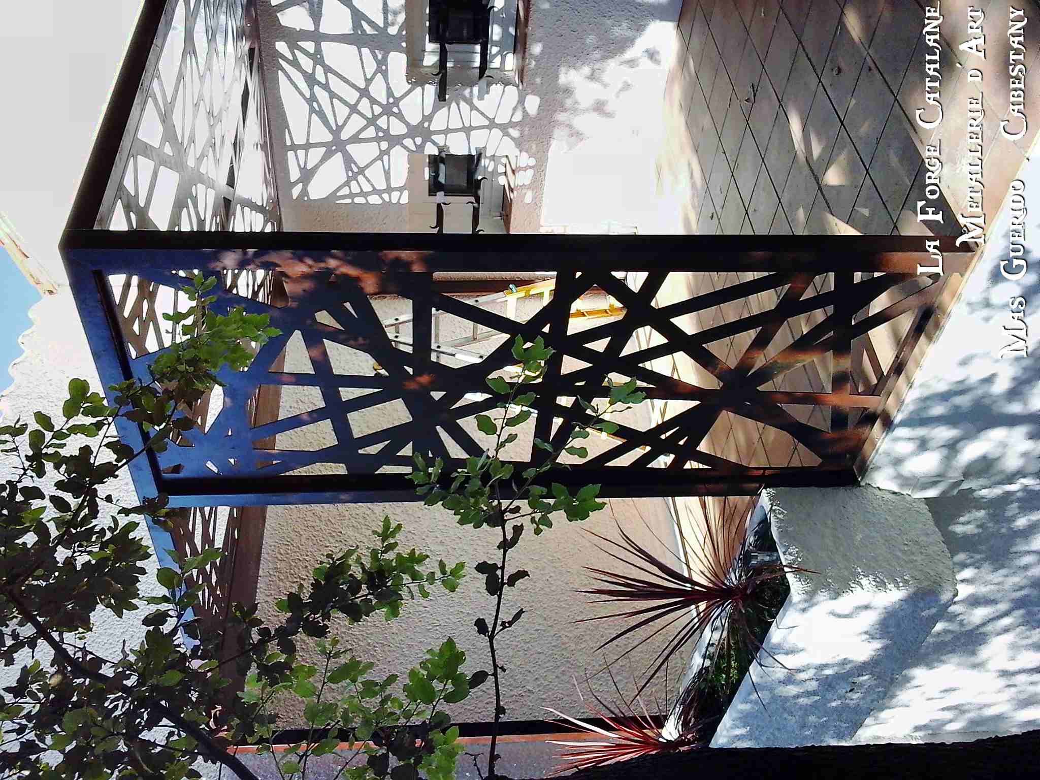 pergola decoupe laser moderne ombrage paroi laterale forge catalane.jpg